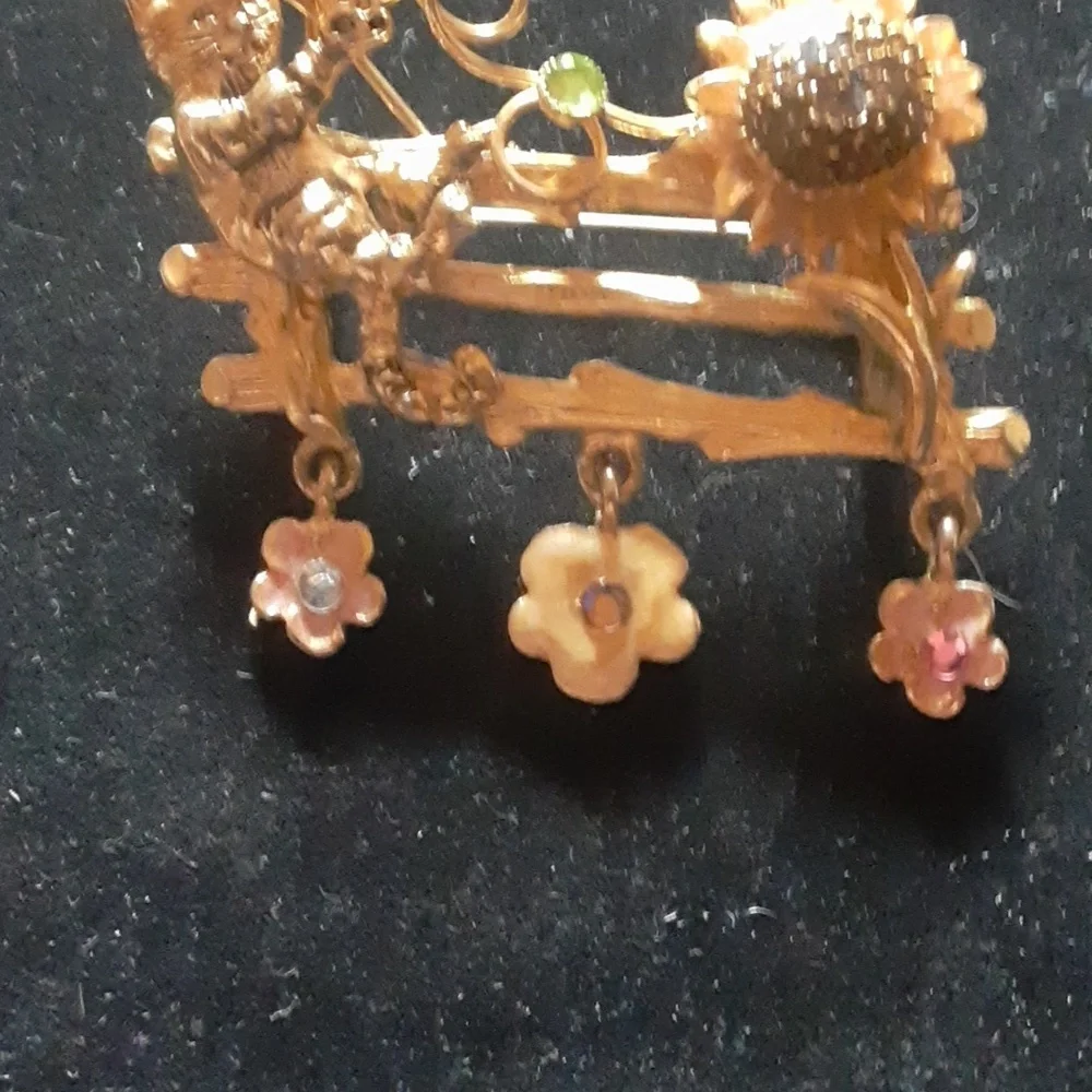 Elegant Gold Tone Cat and Floral Brooch